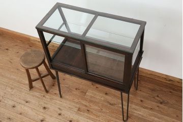 アンティーク家具　アンティーク 古いタバコ屋のシックな脚付きガラスケース(台形)