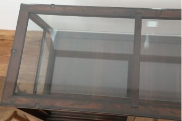 アンティーク家具　アンティーク 古いタバコ屋のシックな脚付きガラスケース(台形)