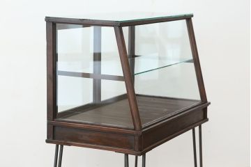アンティーク家具　アンティーク 古いタバコ屋のシックな脚付きガラスケース(台形)