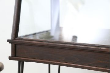 アンティーク家具　アンティーク 古いタバコ屋のシックな脚付きガラスケース(台形)
