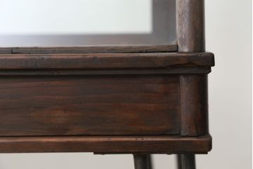 アンティーク家具　アンティーク 古いタバコ屋のシックな脚付きガラスケース(台形)