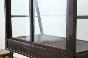 アンティーク家具　アンティーク 古いタバコ屋のシックな脚付きガラスケース(台形)