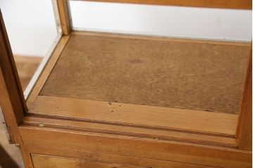 レトロ家具　アンティーク　レトロなデザイン!タバコ屋のRガラスショーケース(ガラスケース)