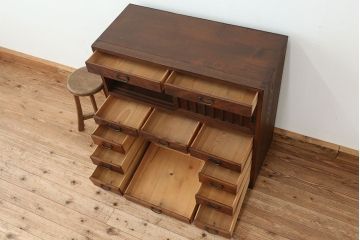 アンティーク家具　素敵なデザイン!帳場箪笥のような茶箪笥