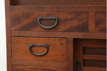 アンティーク家具　素敵なデザイン!帳場箪笥のような茶箪笥