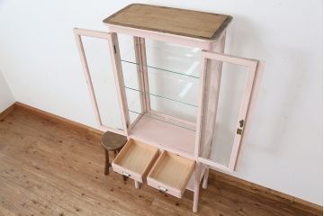 アンティーク家具　可愛いデザイン!　ピンク色のケビントガラスケース