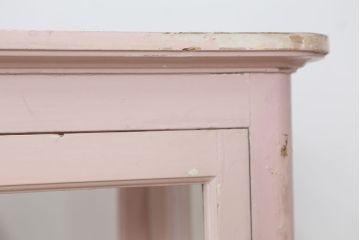 アンティーク家具　可愛いデザイン!　ピンク色のケビントガラスケース