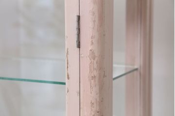 アンティーク家具　可愛いデザイン!　ピンク色のケビントガラスケース