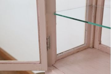 アンティーク家具　可愛いデザイン!　ピンク色のケビントガラスケース