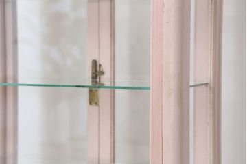アンティーク家具　可愛いデザイン!　ピンク色のケビントガラスケース