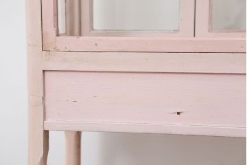 アンティーク家具　可愛いデザイン!　ピンク色のケビントガラスケース