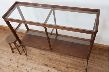 アンティーク家具　素敵なデザイン!鉄脚オープンガラス棚(飾り棚・陳列棚)