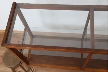 アンティーク家具　素敵なデザイン!鉄脚オープンガラス棚(飾り棚・陳列棚)
