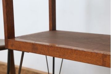 アンティーク家具　素敵なデザイン!鉄脚オープンガラス棚(飾り棚・陳列棚)