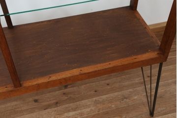 アンティーク家具　素敵なデザイン!鉄脚オープンガラス棚(飾り棚・陳列棚)