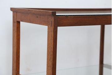 アンティーク家具　素敵なデザイン!鉄脚オープンガラス棚(飾り棚・陳列棚)