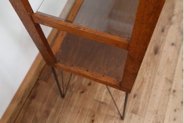 アンティーク家具　素敵なデザイン!鉄脚オープンガラス棚(飾り棚・陳列棚)