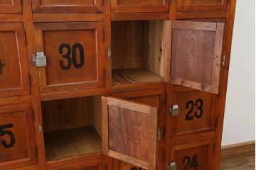 レトロ家具　昭和レトロ　銭湯の大型マス目鍵付きロッカー(1)