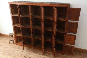 レトロ家具　昭和レトロ　銭湯の大型マス目鍵付きロッカー(2)