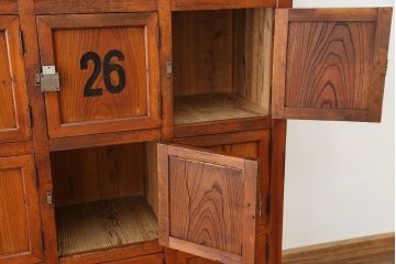 レトロ家具　昭和レトロ　銭湯の大型マス目鍵付きロッカー(2)