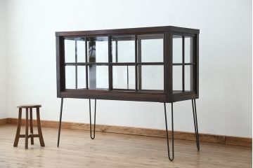 アンティーク家具　アンティーク　珍しいデザイン!鉄脚の格子引き戸ガラスケース(ショーケース)