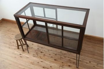 アンティーク家具　アンティーク　珍しいデザイン!鉄脚の格子引き戸ガラスケース(ショーケース)