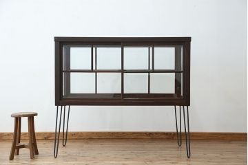 アンティーク家具　アンティーク　珍しいデザイン!鉄脚の格子引き戸ガラスケース(ショーケース)