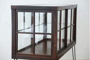 アンティーク家具　アンティーク　珍しいデザイン!鉄脚の格子引き戸ガラスケース(ショーケース)
