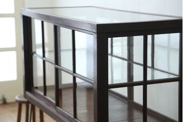 アンティーク家具　アンティーク　珍しいデザイン!鉄脚の格子引き戸ガラスケース(ショーケース)