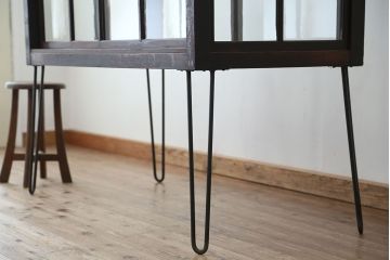 アンティーク家具　アンティーク　珍しいデザイン!鉄脚の格子引き戸ガラスケース(ショーケース)