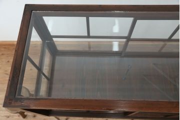アンティーク家具　アンティーク　珍しいデザイン!鉄脚の格子引き戸ガラスケース(ショーケース)