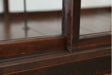 アンティーク家具　アンティーク　珍しいデザイン!鉄脚の格子引き戸ガラスケース(ショーケース)