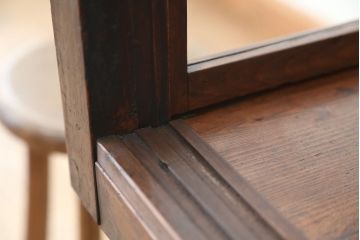 アンティーク家具　アンティーク　珍しいデザイン!鉄脚の格子引き戸ガラスケース(ショーケース)
