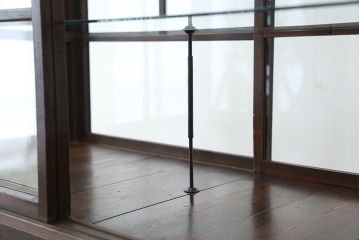 アンティーク家具　アンティーク　珍しいデザイン!鉄脚の格子引き戸ガラスケース(ショーケース)