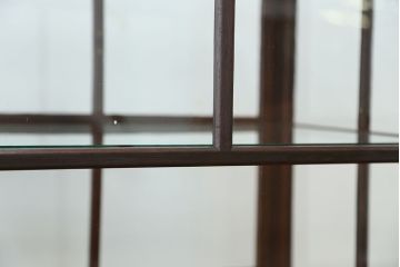 アンティーク家具　アンティーク　珍しいデザイン!鉄脚の格子引き戸ガラスケース(ショーケース)