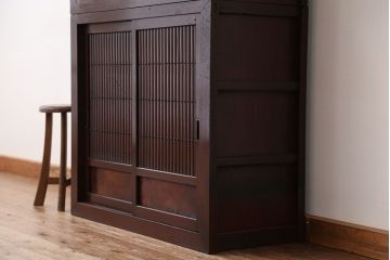 アンティーク家具　☆古民具・骨董　丸桟引き戸のシンプルでモダンな水屋箪笥(食器棚)