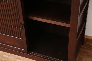 アンティーク家具　☆古民具・骨董　丸桟引き戸のシンプルでモダンな水屋箪笥(食器棚)