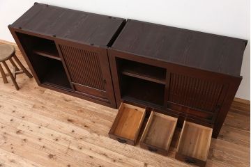 アンティーク家具　☆古民具・骨董　丸桟引き戸のシンプルでモダンな水屋箪笥(食器棚)