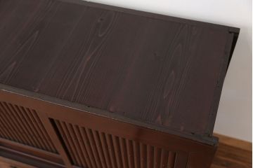 アンティーク家具　☆古民具・骨董　丸桟引き戸のシンプルでモダンな水屋箪笥(食器棚)