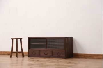 アンティーク家具　アンティーク　可愛いデザイン!古い木のチェッカーガラスローボード(収納棚)