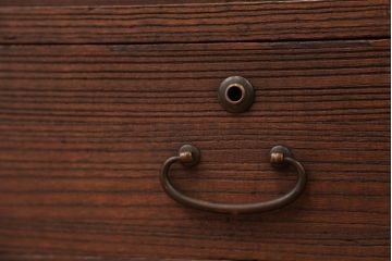 アンティーク家具　アンティーク　可愛いデザイン!古い木のチェッカーガラスローボード(収納棚)