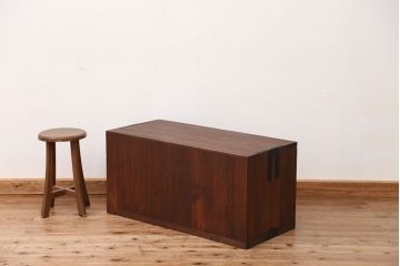 アンティーク家具　アンティーク　素敵なデザイン!古い木のモールガラスローボード(収納棚)