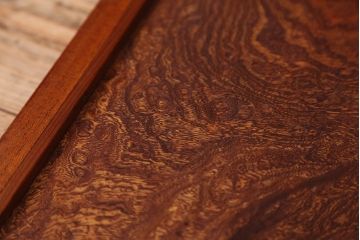 アンティーク家具　現代物　特別注文造り　総ケヤキ玉杢ウルシ塗り飾り棚(茶棚)