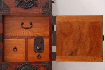 アンティーク　極上!美品!漆のキレイな前面玉杢の美しい重ね仙台箪笥(時代箪笥)