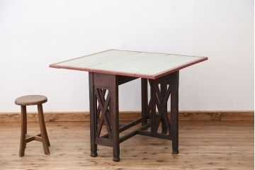 ヴィンテージ家具　海外ビンテージ　天板ペイントのゲートレックテーブル