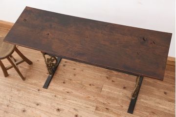 アンティーク家具　素敵なデザイン!天板古材の鉄脚テーブル