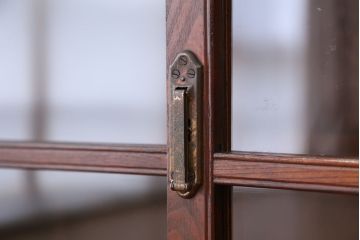 アンティーク家具　☆素敵なデザイン!古い薬屋の二段重ね収納棚(飾り棚・食器棚)(ガラスケース)