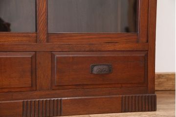 アンティーク家具　☆素敵なデザイン!古い薬屋の二段重ね収納棚(飾り棚・食器棚)(ガラスケース)