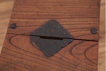 アンティーク雑貨　古民具・骨董　古い欅材の小さな銭箱(銭函)カギ付き