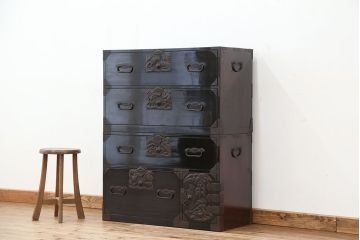 アンティーク家具　古民具・骨董　打ち出し金具の黒漆庄内箪笥(時代箪笥)